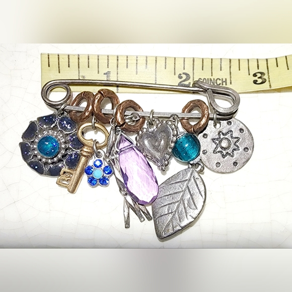 Large safety pin charm brooch Key, flower, leaf, beads - Picture 4 of 4